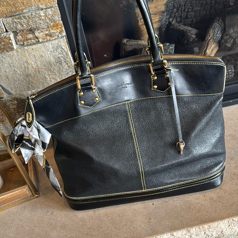 Authentic Black Leather Louis Vuitton Suhali Locket MM